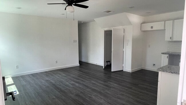 Building Photo - Beautiful New Brand Townhouse