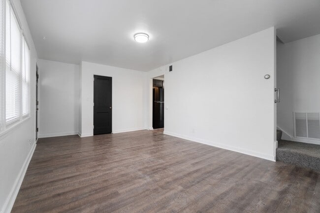 Building Photo - Cozy 3-Bedroom, 1-Bathroom Townhouse in Midland Heights, PA!