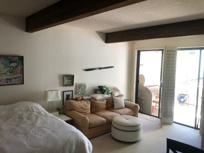 Building Photo - 1575 Palisades Dr
