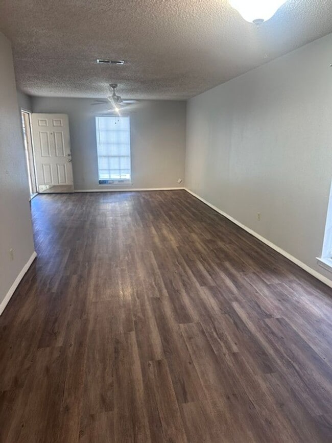 Building Photo - 512 Rosedale Dr
