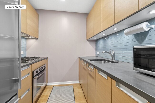 Foto del edificio - 310 W 52nd St