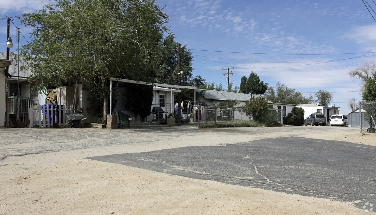 Building Photo - 13950 Hesperia Rd