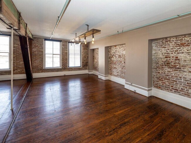 Building Photo - 2119 Strand St