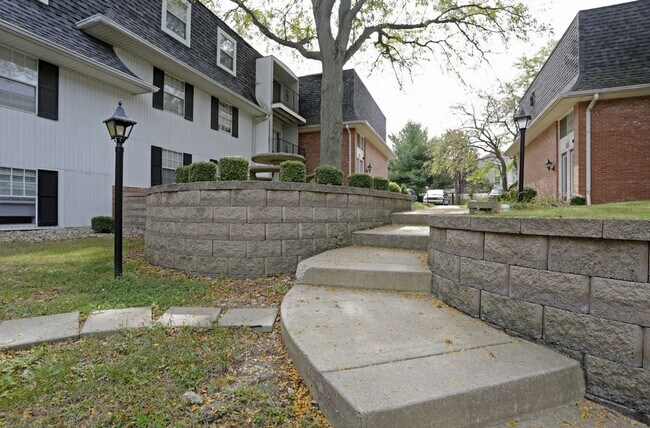 Building Photo - Hollow Hills Apartments
