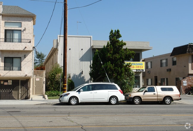 Foto del edificio - 5926 Woodman Ave