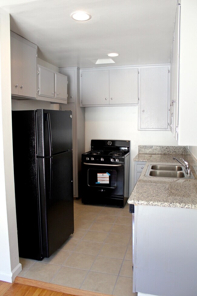 Building Photo - 3345 Mentone Ave