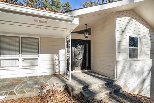 Building Photo - 2623 Lake Flair Cir NE
