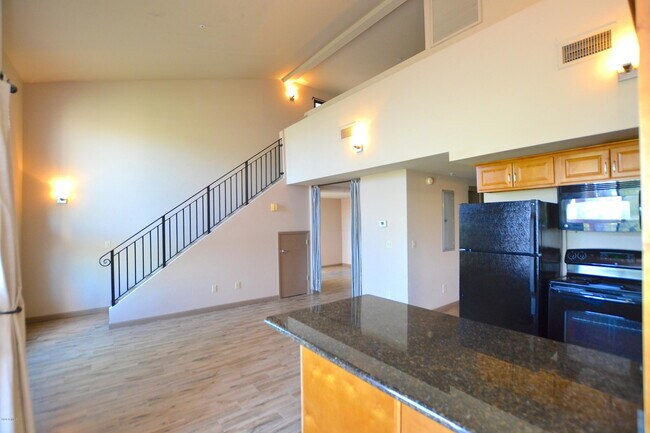 Foto del edificio - 1005 E 8th St