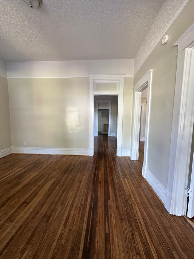 Foto del edificio - 5 bedroom 1.5 bath
