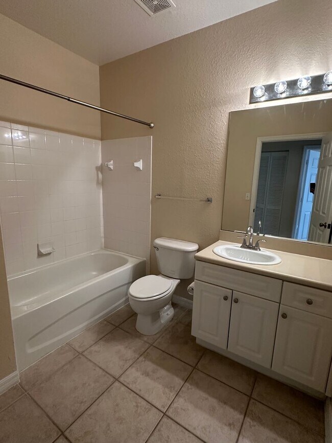 Foto del edificio - 3 BEDROOM 2 BATH 2 CAR GARAGE CONDO