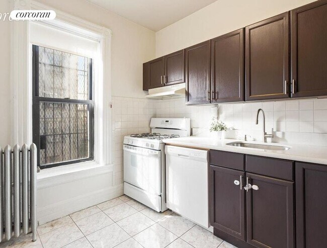 Building Photo - 430 56th St