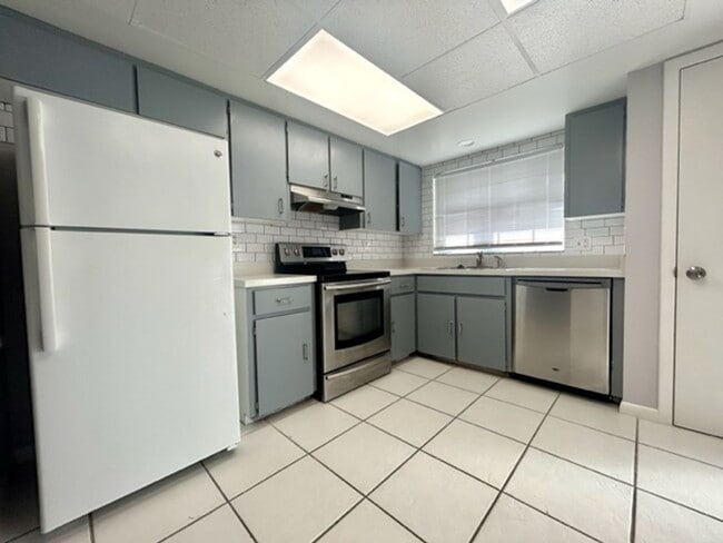 Building Photo - **Available Now!!** 2 Bedroom 2 Bathroom C...
