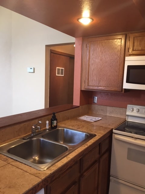 kitchen sink - 5725 W Atlantic Pl