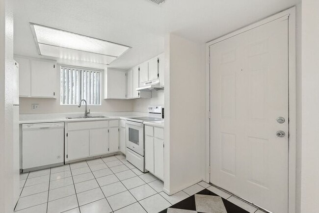 Foto del edificio - 1201 S McClintock Dr