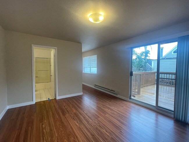 Building Photo - Newly Upgraded Spacious 3br with Decks, Laundry, Parking