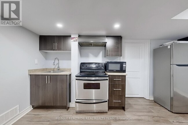 Building Photo - 8892 Sheppard Ave E