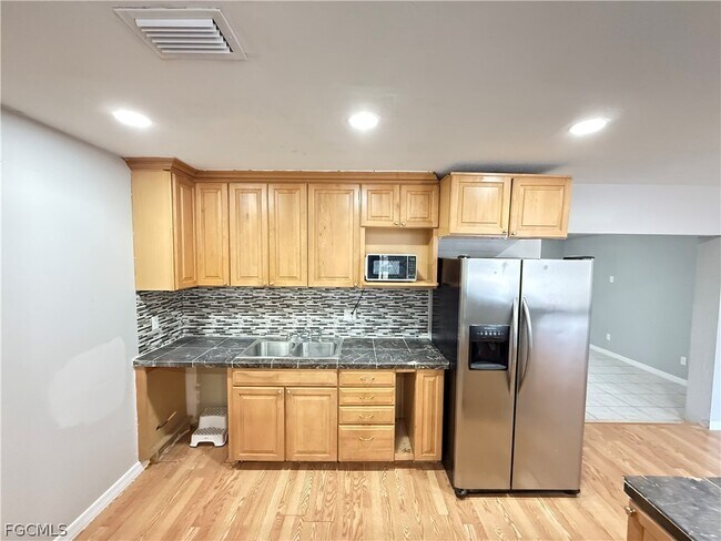 Building Photo - 403 Cactus Cir