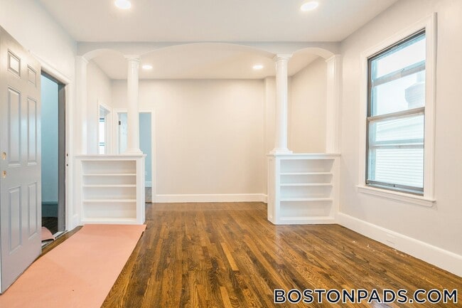 Building Photo - 344 Saratoga St