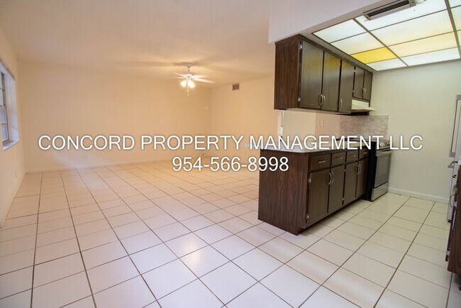Foto del edificio - Spacious 2 Bedroom, 1 Bathroom- Pool - Laundry on Site- Fully Tiled- Central AC