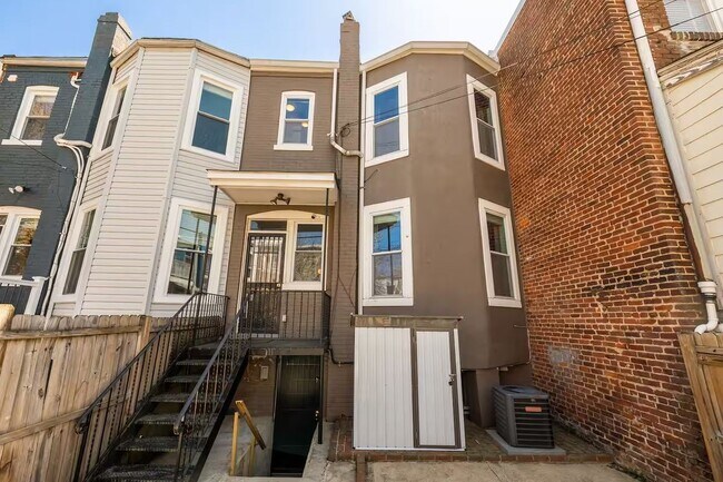Building Photo - 637 Keefer Pl NW