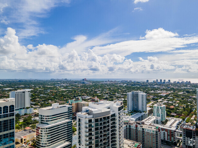 Building Photo - The Registry Las Olas