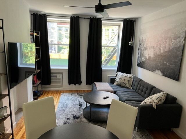Primary Photo - 319 W 21st St