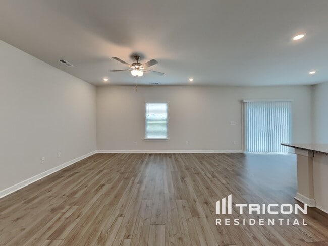 Building Photo - 3326 Quintana Dr
