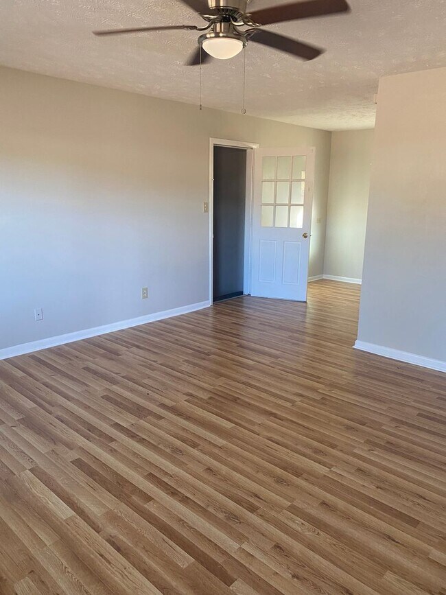 Building Photo - Newly Renovated 3 Bed/1.5 Bath