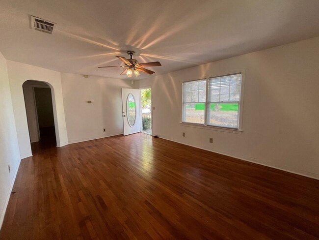 Building Photo - Charming Vintage Home on 3 City Lots near football stadium Live Oak, FL