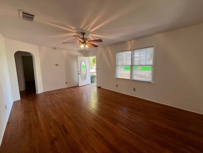 Foto del edificio - Charming Vintage Home on 3 City Lots near football stadium Live Oak, FL
