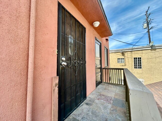 Foto del edificio - Charming 1 Bed 1 Bath Back Upper Unit!