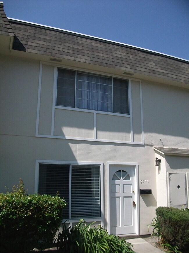 Building Photo - Remodeled South San Jose Townhouse