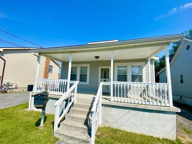 Foto del edificio - Charming 2 Bedroom/1.5 Bathroom Home with Large Backyard in Colgate, Baltimore, MD!