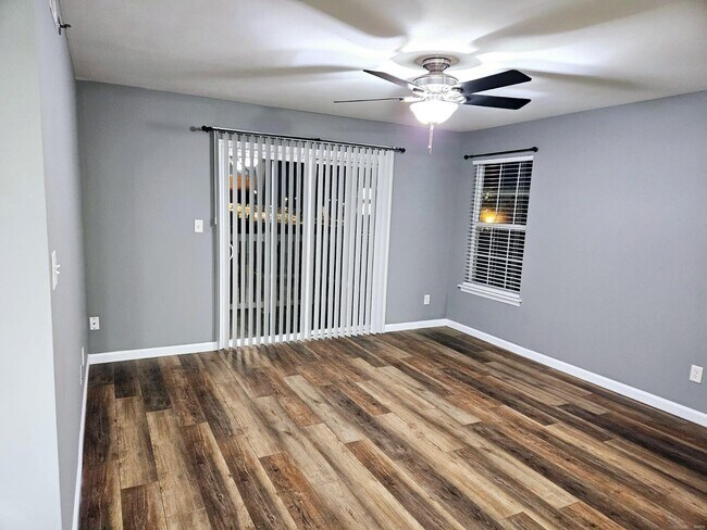 Foto del edificio - 11201 Spring Creek Ln