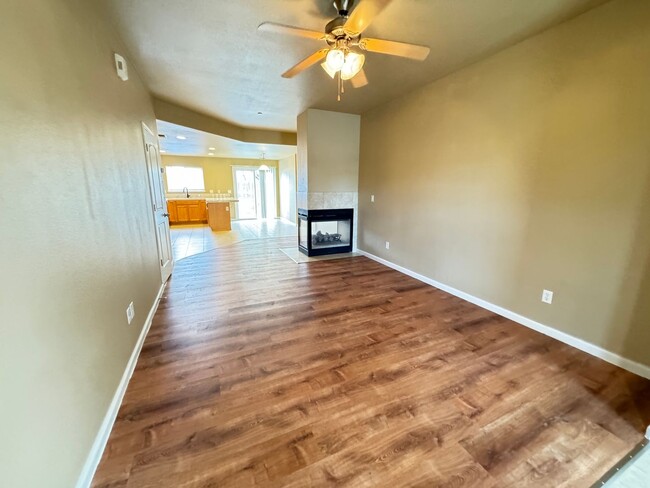 Building Photo - 3  bed/ 2.5 bath townhouse - Yuba City