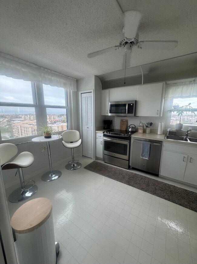 Building Photo - 7300 Sun Island Dr S