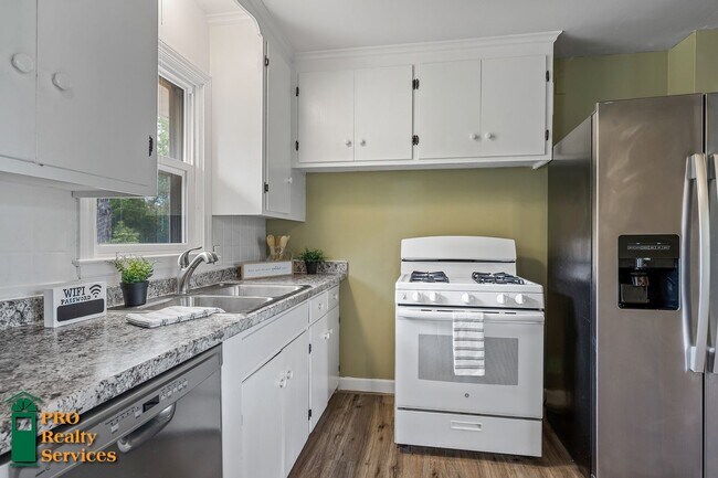 Foto del edificio - 4 Bedroom Home in Brooklyn Center