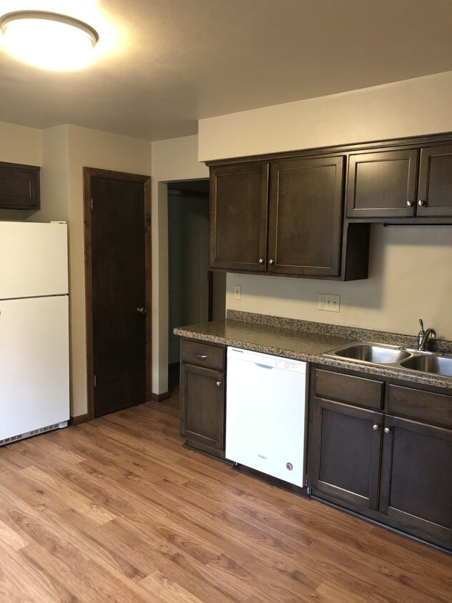 Building Photo - 630 W Briar Ln