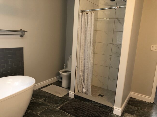 Building Photo - 456 Weston Cres