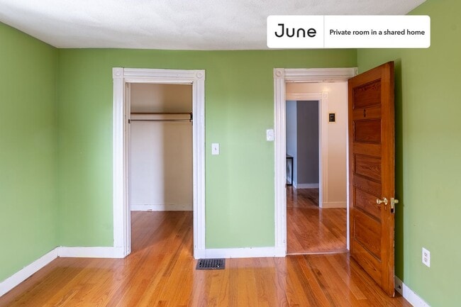 Building Photo - Room in Shared 6 bed/1.5 bath home