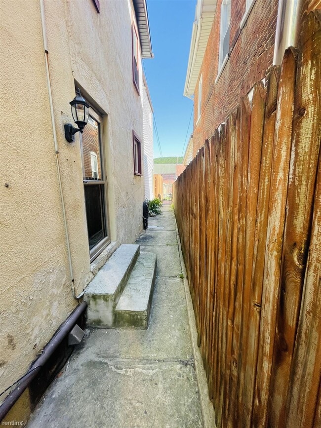 Building Photo - 2 br, 2 bath House - 948 Delaware Avenue F...