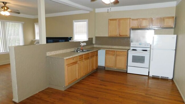 Building Photo - 1601 N Bois D Arc Ave
