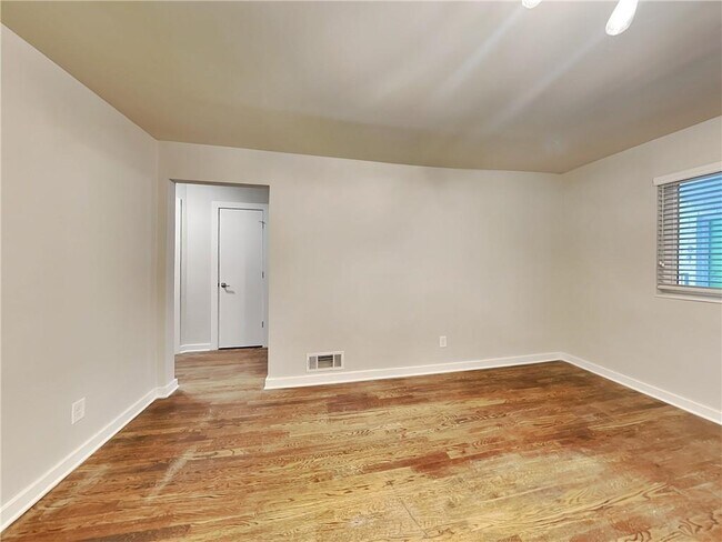 Foto del edificio - 880 N Highland Ave NE
