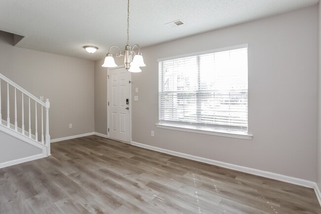 Building Photo - 701 Outlook Way