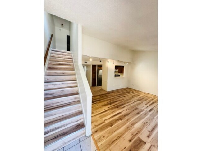 Foto del edificio - ***3 BEDROOM APARTMENT IN SEAGOVILLE*** - ...
