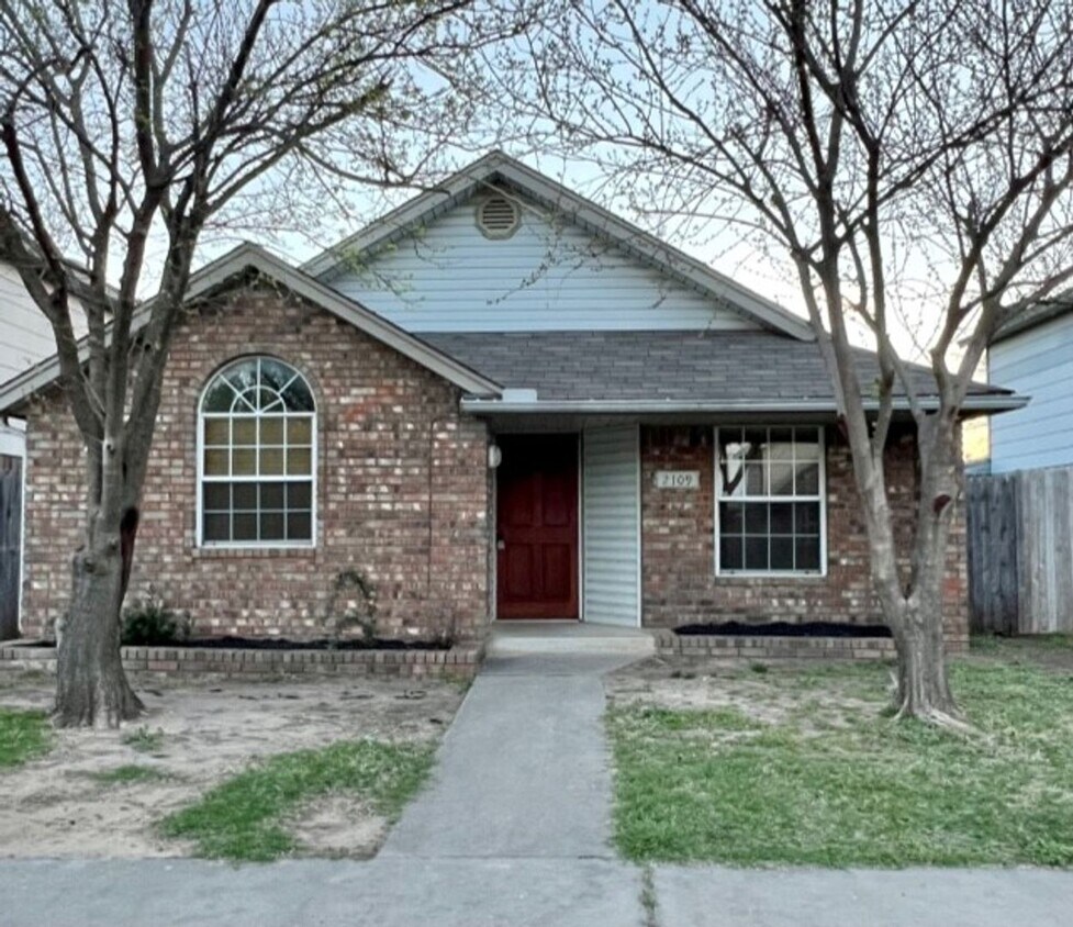 Foto principal - Updated 3-bed 2-bath 2-car in SW Moore
