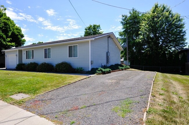 Building Photo - 3 bed 2 bath rancher with master en-suite & RV parking