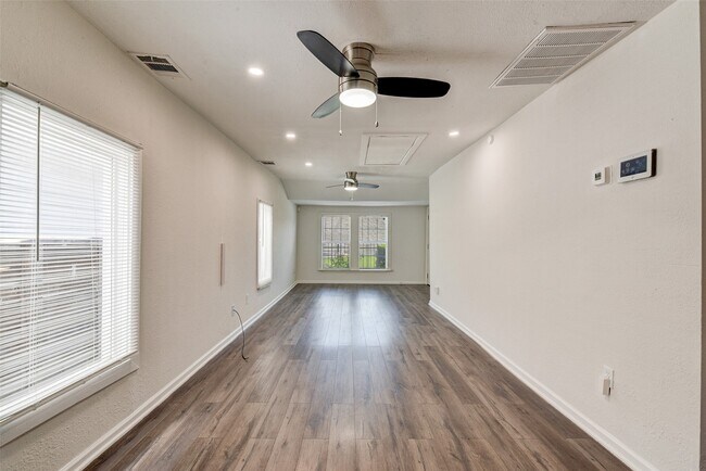 Foto del edificio - 100 E 33rd St
