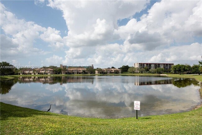 Building Photo - 3371 Lakeside Dr