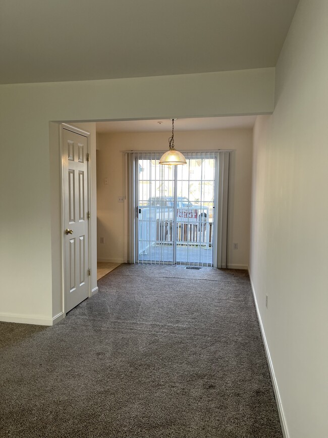 Dining room and coat closet - 9504 Sea Gull Ct